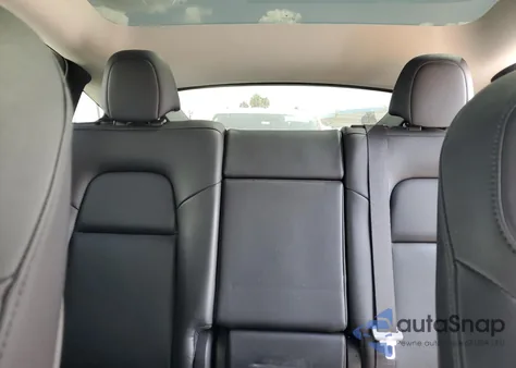 2021 Tesla Model Y z USA, uszkodzony, nr VIN 5YJYGAEE1MF272167